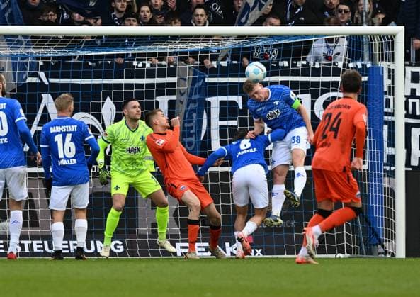 26 01 2025, xsltx, Soccer 2 Bundesliga, SV Darmstadt 98 SC Paderborn 07 emspor, 2 v re Clemens Riedel SV Darmstadt 98 clears with a header in the Darmstadt penalty area DFL DFB REGULATIONS PROHIBIT ANY USE OF PHOTOGRAPHS as IMAGE SEQUENCES and or QUASI VIDEO