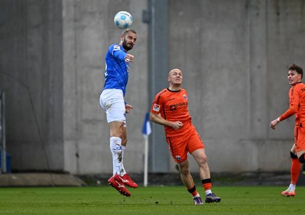 26 01 2025, xsltx, Fußball 2 Bundesliga, SV Darmstadt 98 SC Paderborn 07 emspor, v l Aleksandar Vukotic SV Darmstadt 98 , Sven Michel SC Paderborn 07 DFL DFB REGULATIONS PROHIBIT ANY USE OF PHOTOGRAPHS as IMAGE SEQUENCES and or QUASI VIDEO
