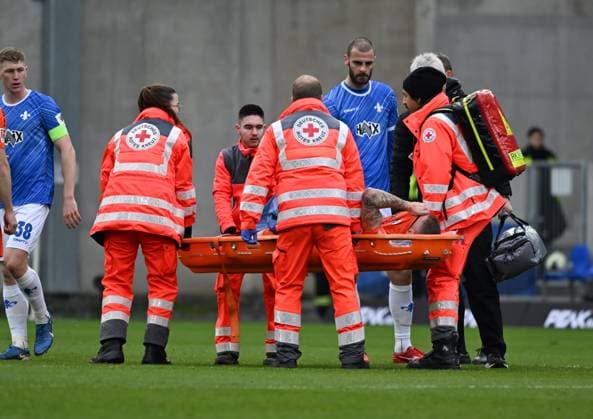 26 01 2025, xsltx, Soccer 2 Bundesliga, SV Darmstadt 98 SC Paderborn 07 emspor, v l Felix Platte SC Paderborn 07 has to be carried off the pitch with a stretcher after a collision with Aleksandar Vukotic SV Darmstadt 98 back re DFL DFB REGULATIONS PROHIBIT ANY USE OF PHOTOGRAPHS as IMAGE SEQUENCES and or QUASI VIDEO