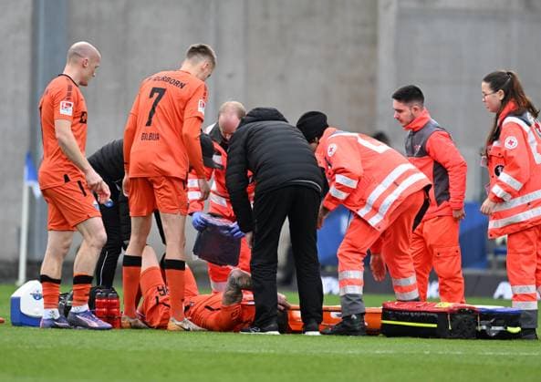 26 01 2025, xsltx, Fußball 2 Bundesliga, SV Darmstadt 98 SC Paderborn 07 emspor, v l Felix Platte SC Paderborn 07 has to be carried off the pitch with a stretcher after a collision with Aleksandar Vukotic SV Darmstadt 98 DFL DFB REGULATIONS PROHIBIT ANY USE OF PHOTOGRAPHS as IMAGE SEQUENCES and or QUASI VIDEO