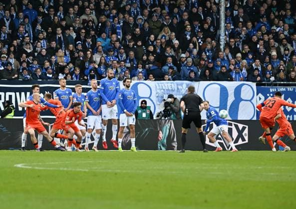 26 01 2025, xsltx, Soccer 2 Bundesliga, SV Darmstadt 98 SC Paderborn 07 emspor, v re Raphael Obermair SC Paderborn 07 checks the Darmstadt wall and goalkeeper Marcel Schuhen SV Darmstadt 98 DFL DFB REGULATIONS PROHIBIT ANY USE OF PHOTOGRAPHS as IMAGE SEQUENCES and or QUASI VIDEO