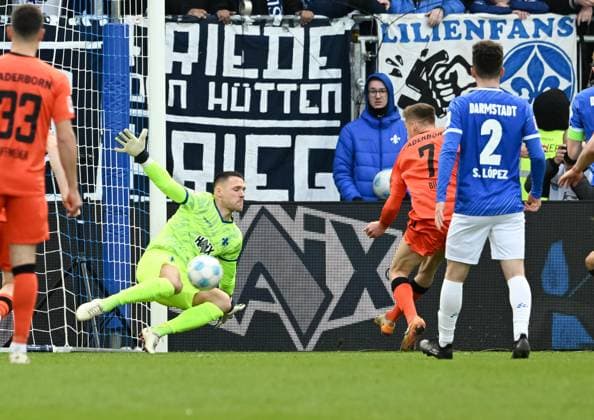 26 01 2025, xsltx, Fußball 2 Bundesliga, SV Darmstadt 98 SC Paderborn 07 emspor, v l Marcel Schuhen SV Darmstadt 98 parries Filip Bilbija SC Paderborn 07 Nr 7 DFL DFB REGULATIONS PROHIBIT ANY USE OF PHOTOGRAPHS as IMAGE SEQUENCES and or QUASI VIDEO
