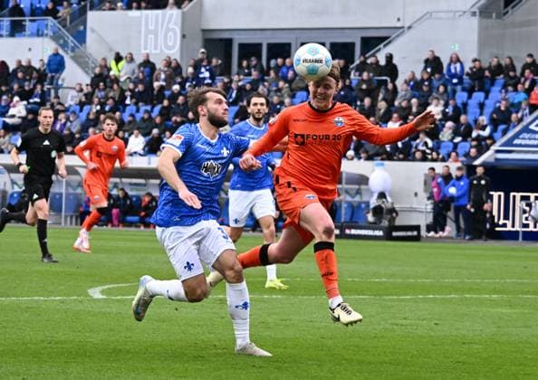 26 01 2025, xsltx, Soccer 2 Bundesliga, SV Darmstadt 98 SC Paderborn 07 emspor, v l Killian Corredor SV Darmstadt 98 , Felix Götze SC Paderborn 07 DFL DFB REGULATIONS PROHIBIT ANY USE OF PHOTOGRAPHS as IMAGE SEQUENCES and or QUASI VIDEO