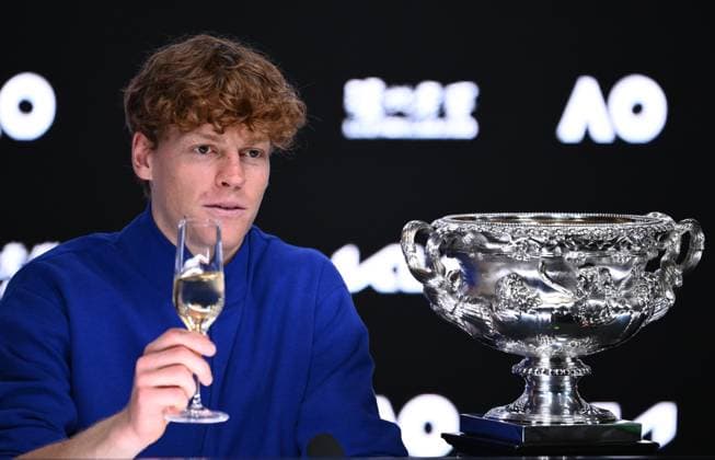 TENNIS AUSTRALIAN OPEN, Jannik Sinner of Italy toasts during a press conference, PK, Pressekonferenz after winning the Men?s singles final against Alexander Zverev of Germany at the 2025 Australian Open at Melbourne Park in Melbourne, Sunday, January 26, 2025. ( NO ARCHIVING, EDITORIAL USE ONLY, NO USE IN BOOKS WITHOUT CONSENT MELBOURNE VICTORIA AUSTRALIA  Copyright: xJOELxCARRETTx 20250127198934212620