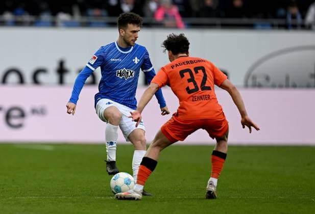 26 01 2025, xfux, Fussball 2 Bundesliga, SV Darmstadt 98 SC Paderborn 07 emspor, v l Sergio Lopez Lopez SV Darmstadt 98 , Aaron Zehnter SC Paderborn DFL DFB REGULATIONS PROHIBIT ANY USE OF PHOTOGRAPHS as IMAGE SEQUENCES and or QUASI VIDEO Darmstadt
