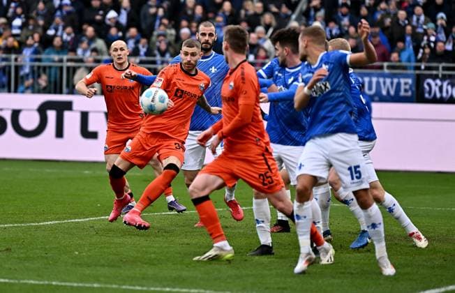 26 01 2025, xfux, Fußball 2 Bundesliga, SV Darmstadt 98 SC Paderborn 07 emspor, v l Torschuetze Torschütze Felix Platte SC Paderborn Goal scored, Tor zum 0 1 DFL DFB REGULATIONS PROHIBIT ANY USE OF PHOTOGRAPHS as IMAGE SEQUENCES and or QUASI VIDEO Darmstadt