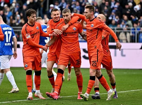 26 01 2025, xfux, Fußball 2 Bundesliga, SV Darmstadt 98 SC Paderborn 07 emspor, v l Torschuetze Torschütze Felix Platte SC Paderborn und Spieler SC Paderborn Torjubel, Jubel, Goal celebration, celebrate the goal zum 0 1 jubelnd bejubelt jubeln jubel DFL DFB REGULATIONS PROHIBIT ANY USE OF PHOTOGRAPHS as IMAGE SEQUENCES and or QUASI VIDEO Darmstadt