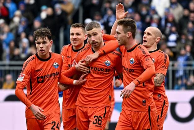 26 01 2025, xfux, Fußball 2 Bundesliga, SV Darmstadt 98 SC Paderborn 07 emspor, v l Torschuetze Torschütze Felix Platte SC Paderborn und Spieler SC Paderborn Torjubel, Jubel, Goal celebration, celebrate the goal zum 0 1 jubelnd bejubelt jubeln jubel DFL DFB REGULATIONS PROHIBIT ANY USE OF PHOTOGRAPHS as IMAGE SEQUENCES and or QUASI VIDEO Darmstadt