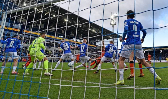 26 01 2025, xfux, Fußball 2 Bundesliga, SV Darmstadt 98 SC Paderborn 07 emspor, v l Marcel Schuhen SV Darmstadt 98 , Torschuetze Torschütze Felix Platte SC Paderborn Goal scored, Tor zum 0 1 DFL DFB REGULATIONS PROHIBIT ANY USE OF PHOTOGRAPHS as IMAGE SEQUENCES and or QUASI VIDEO Darmstadt