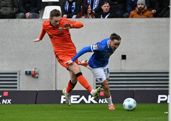 26 01 2025, xsltx, Fußball 2 Bundesliga, SV Darmstadt 98 SC Paderborn 07 emspor, v l Tjark Scheller SC Paderborn 07 , Matej Maglica SV Darmstadt 98 DFL DFB REGULATIONS PROHIBIT ANY USE OF PHOTOGRAPHS as IMAGE SEQUENCES and or QUASI VIDEO