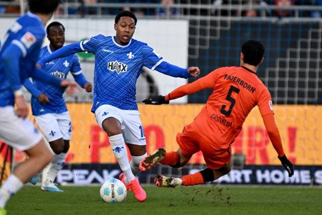 26.01.2025, xfux, Fussball 2.Bundesliga, SV Darmstadt 98 - SC Paderborn 07 emspor, v.l. Jean-Paul BoÃ«tius Boetius (SV Darmstadt 98), Santiago Castaneda (SC Paderborn) (DFL DFB REGULATIONS PROHIBIT ANY USE OF PHOTOGRAPHS as IMAGE SEQUENCES and or QUASI-VIDEO) Darmstadt
