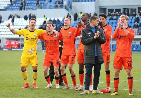 26 01 2025, xmohx, Fußball 2 Bundesliga, SV Darmstadt 98 SC Paderborn 07 emspor, v l Paderborn team celebrates the victory around goalkeeper Manuel Riemann left DFL DFB REGULATIONS PROHIBIT ANY USE OF PHOTOGRAPHS as IMAGE SEQUENCES and or QUASI VIDEO Darmstadt
