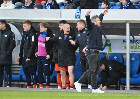 26 01 2025, xsltx, Soccer 2 Bundesliga, SV Darmstadt 98 SC Paderborn 07 emspor, f l cheering on the Paderborn bench, among others Sven Michel SC Paderborn 07 and Lukas Kwasniok head coach SC Paderborn 07 after the final whistle and the 1 0 success in Darmstadt DFL DFB REGULATIONS PROHIBIT ANY USE OF PHOTOGRAPHS as IMAGE SEQUENCES and or QUASI VIDEO