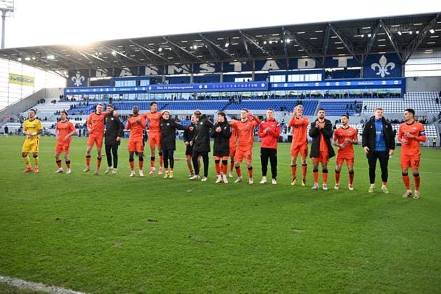 26 01 2025, xsltx, Soccer 2 Bundesliga, SV Darmstadt 98 SC Paderborn 07 emspor, v l Cheers at SC Paderborn 07 after the 1 0 in Darmstadt DFL DFB REGULATIONS PROHIBIT ANY USE OF PHOTOGRAPHS as IMAGE SEQUENCES and or QUASI VIDEO