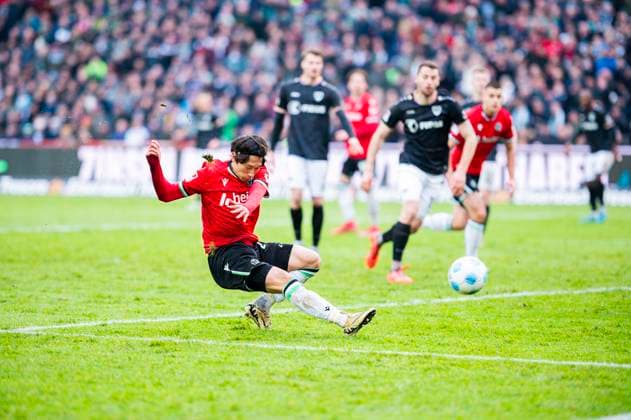 26 01 2025 Soccer, 2024 2025, 2 Bundesliga, Matchday 19, Hannover 96 SC Preußen Münster Sei Muroya Hannover scores the goal for the supposed 2 0 DFL REGULATIONS PROHIBIT ANY USE OF PHOTOGRAPHS AS IMAGE SEQUENCES AND OR QUASI VIDEO Hannover Lower Saxony Germany Heinz von Heiden Arena