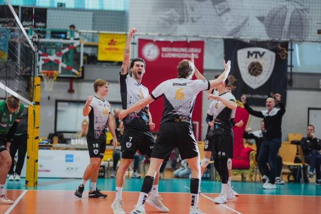 Cheering Barock Volleys MTV Ludwigsburg with Moritz Langjahr Barock Volleys MTV Ludwigsburg, 07 and Ben Simon Bonin Barock Volleys MTV Ludwigsburg, 06 , Barock Volleys MTV Ludwigsburg vs TV Buehl, Volleyball, 2 Volleyball Bundesliga, 2 BLM Sued, Men, 15 Matchday, Season 2024 2025, 26 01 2025, Barock Volleys MTV Ludwigsburg vs TV Buehl, Volleyball, 2 Volleyball Bundesliga, 2 BLM Sued, Men, 15 Matchday, Season 2024 2025, 26 01 2025 Ludwigsburg Copyright: xEibner-Pressefoto LarsxNeumannx EP_LNN