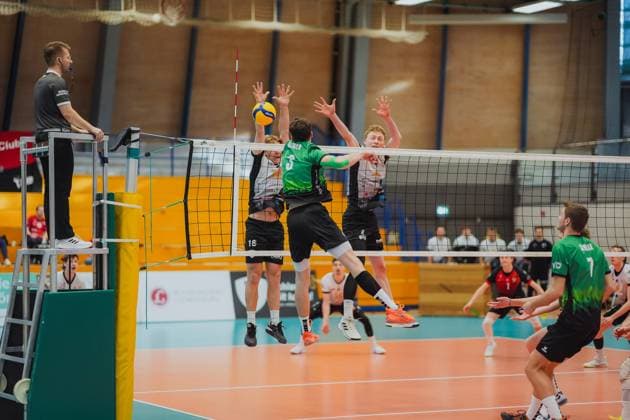 Ryan Slater Barock Volleys MTV Ludwigsburg, 18 blocks the ball from Fynn Kraemer TV Buehl, 03 , Barock Volleys MTV Ludwigsburg vs TV Buehl, Volleyball, 2 Volleyball Bundesliga, 2 BLM Sued, Men, 15 Matchday, Season 2024 2025, 26 01 2025, Barock Volleys MTV Ludwigsburg vs TV Buehl, Volleyball, 2 Volleyball Bundesliga, 2 BLM Sued, Men, 15 Matchday, Season 2024 2025, 26 01 2025 Ludwigsburg Copyright: xEibner-Pressefoto LarsxNeumannx EP_LNN