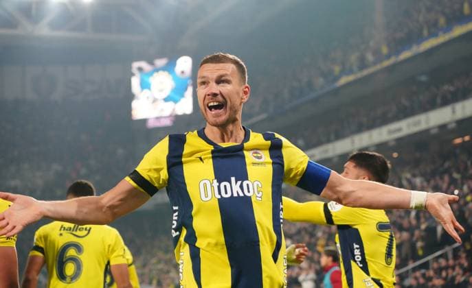 Edin Dzeko of Fenerbahce celebrating after his team s second goal during the Turkish Super League match between Fenerbahce and Goztepe at Ulker Sukru Saracoglu Stadium on January 26, 2025 in Istanbul, Turkey. Istanbul Turkey Copyright: xSeskimphotox Fenerbahce-Goztepe-26125 (58)