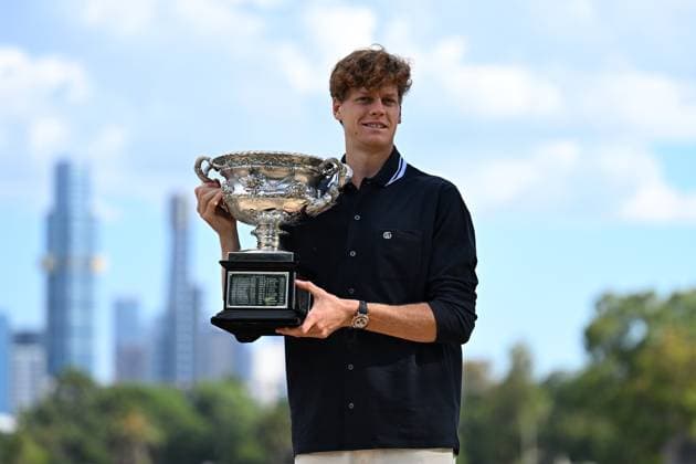 AUSTRALIAN OPEN MENS FINAL WINNER, Jannik Sinner celebrates his Australian Open men?s singles title win with a photoshoot at Albert Park Lake in Melbourne, Monday, January 27, 2025. Jannik Sinner is celebrating his second consecutive Australian Open men?s singles title. ( NO ARCHIVING, EDITORIAL USE ONLY, NO USE IN BOOKS WITHOUT CONSENT MELBOURNE VICTORIA AUSTRALIA  Copyright: xJAMESxROSSx 20250127121070404779