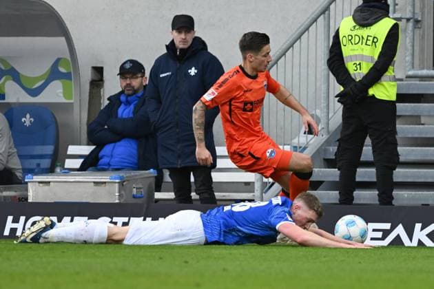 26 01 2025, xsltx, Soccer 2 Bundesliga, SV Darmstadt 98 SC Paderborn 07 emspor, v l Clemens Riedel SV Darmstadt 98 , Marvin Mehlem SC Paderborn 07 DFL DFB REGULATIONS PROHIBIT ANY USE OF PHOTOGRAPHS as IMAGE SEQUENCES and or QUASI VIDEO