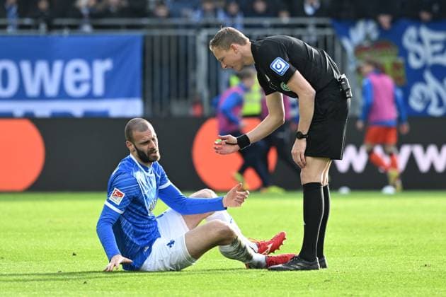 26 01 2025, xsltx, Soccer 2 Bundesliga, SV Darmstadt 98 SC Paderborn 07 emspor, v l Aleksandar Vukotic SV Darmstadt 98 , Martin Petersen Referee DFL DFB REGULATIONS PROHIBIT ANY USE OF PHOTOGRAPHS as IMAGE SEQUENCES and or QUASI VIDEO