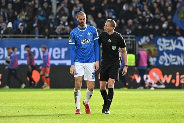26 01 2025, xsltx, Soccer 2 Bundesliga, SV Darmstadt 98 SC Paderborn 07 emspor, v l Aleksandar Vukotic SV Darmstadt 98 , Martin Petersen Referee DFL DFB REGULATIONS PROHIBIT ANY USE OF PHOTOGRAPHS as IMAGE SEQUENCES and or QUASI VIDEO