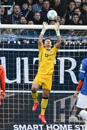 26 01 2025, xsltx, Fußball 2 Bundesliga, SV Darmstadt 98 SC Paderborn 07 emspor, v l Manuel Riemann SC Paderborn 07 packs safely DFL DFB REGULATIONS PROHIBIT ANY USE OF PHOTOGRAPHS as IMAGE SEQUENCES and or QUASI VIDEO