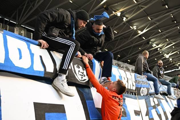 26 01 2025, xsltx, Fußball 2 Bundesliga, SV Darmstadt 98 SC Paderborn 07 emspor, v l Filip Bilbija SC Paderborn 07 in dialog with the fans after the successful visit to Darmstadt DFL DFB REGULATIONS PROHIBIT ANY USE OF PHOTOGRAPHS as IMAGE SEQUENCES and or QUASI VIDEO