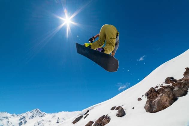 Athletische kaukasische Frau mit Mütze, die von einer Skisprungschanze hoch in den Bergen springt und dabei einen Flugtrick vor dem Hintergrund epischer schneebedeckter Berge und Wolken am klaren blauen Himmel vollführt Athletic Caucasian woman in cap jumping from ski jump high in mountains doing flying trick. against background of epic snow capped mountains and clouds in clear blue sky. (License=RF) 22695933 ,model released, Symbolfoto Copyright: xZoonar.com IanxIankovskiix 22695933 ,model released, Symbolfoto ,property released