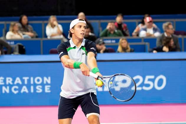Arthur Cazaux face a Stan Wawrinka a l ATP, Tennis Herren 250 Guillaume Bonnefont IP3, Perols, France. Arthur Cazaux face a Stan Wawrinka a l ATP 250. Arthur Cazaux s est impose 6-4 6-3 et est qualifie pour le deuxieme tour. Arthur Cazaux faces Stan Wawrinka at the ATP 250. Arthur Cazaux won 6-4 6-3 and is qualified for the second round. PEROLS Occitanie France  Copyright: xIP3xPRESS MAXPPPxGuillaumexBonnefontx IP3GBON250127020 IP3GBON250127020