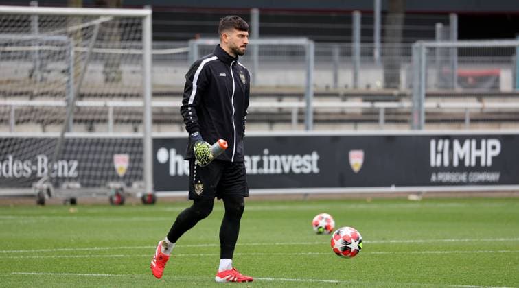 28.01.2025 Stuttgart , Champions League Fußball VfB Stuttgart vs. Paris St. Germain, VfB Stuttgart Abschlusstraining, Fabian Bredlow Gemäß den Vorgaben der DFL Deutschen Fuï¬‚ball Liga ist es untersagt, in dem Stadion und oder vom Spiel angefertigte Fotoaufnahmen in Form von Sequenzbildern und oder videoähnlichen Fotostrecken zu verwerten bzw. verwerten zu lassen.