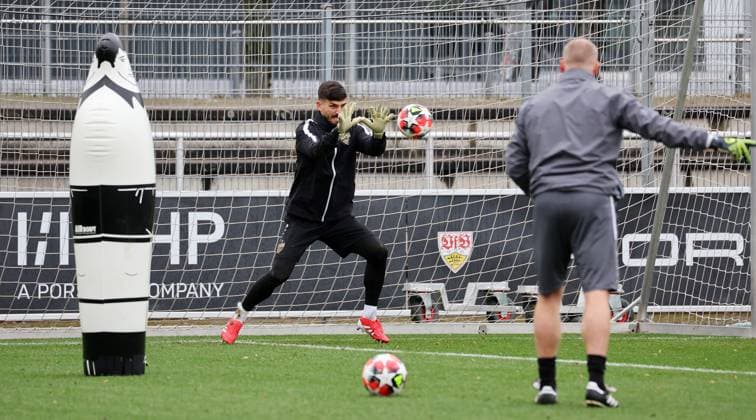 28 01 2025 Stuttgart , Champions League soccer VfB Stuttgart vs Paris St Germain, VfB Stuttgart final training session, Fabian Bredlow center In accordance with the regulations of the DFL German Football League, it is prohibited to exploit or have exploited photographs taken in the stadium and or of the match in the form of sequential images and or video-like photo series