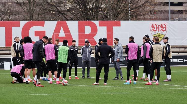 28 01 2025 Stuttgart , Champions League soccer VfB Stuttgart vs Paris St Germain, VfB Stuttgart final training, coach Sebastian Hoeneß center with cap, co-coach Malik Fathi center According to the regulations of the DFL German Football League, it is prohibited to use or have used photographs taken in the stadium and or of the match in the form of sequential images and or video-like photo series