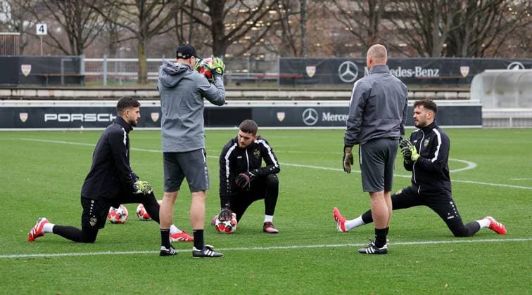 28 01 2025 Stuttgart , Champions League soccer VfB Stuttgart vs Paris St Germain, VfB Stuttgart final training, at the back from left the goalkeepers Fabian Bredlow, Stefan Drljaca, Dennis Seimen Alexander Nübel is missing due to a cold According to the regulations of the DFL German Football League, it is prohibited to use or have used photographs taken in the stadium and or of the match in the form of sequential images and or video-like photo series