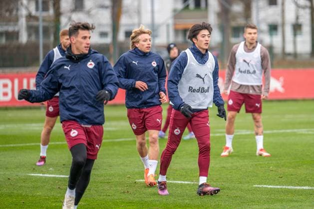 SOCCER - UEFA CL, RBS vs Atletico SALZBURG,AUSTRIA,28.JAN.25 - SOCCER - UEFA Champions League, Red Bull Salzburg vs Atletico Madrid, preview, training RBS. Image shows Nicolas Capaldo, Mads Bidstrup and Takumu Kawamura (RBS).  GEPAxpictures xWolfgangxKofler