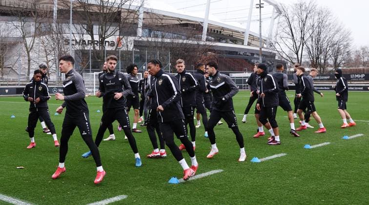 28 01 2025 Stuttgart , Champions League soccer VfB Stuttgart vs Paris St Germain, VfB Stuttgart final training, the players warm up, from left Fabian Rieder, Eliot Bujupi, Jarzinho Malanga, Maximilian Mittelstädt, Leonidas Stergiou, Jamie Leweling According to the regulations of the DFL German Football League, it is prohibited to use or have used photographs taken in the stadium and or of the match in the form of sequential images and or video-like photo series