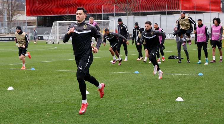 28 01 2025 Stuttgart , Champions League soccer VfB Stuttgart vs Paris St Germain, VfB Stuttgart final training, Fabian Rieder in front According to the regulations of the DFL German Football League, it is prohibited to use or have used photographs taken in the stadium and or of the match in the form of sequential images and or video-like photo series