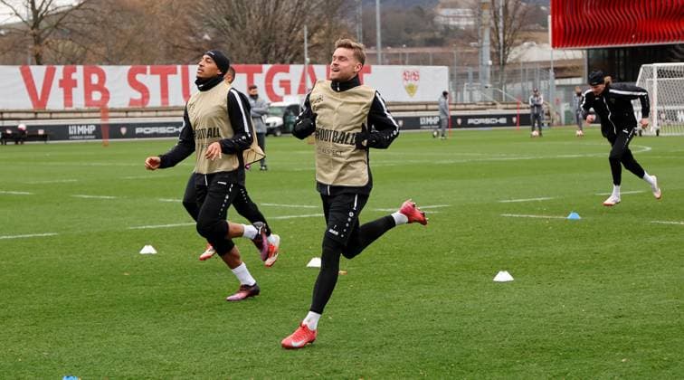 28 01 2025 Stuttgart , Champions League soccer VfB Stuttgart vs Paris St Germain, VfB Stuttgart final training, f l Jamie Leweling, Maximilian Mittelstädt In accordance with the regulations of the DFL German Football League, it is prohibited to use or have used photographs taken in the stadium and or of the match in the form of sequential images and or video-like photo series