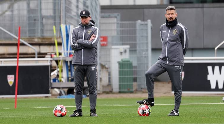 28 01 2025 Stuttgart , Champions League soccer VfB Stuttgart vs Paris St Germain, VfB Stuttgart final training, f l Coach Sebastian Hoeneß, Martin Franz In accordance with the regulations of the DFL German Football League, it is prohibited to use or have used photographs taken in the stadium and or of the match in the form of sequential images and or video-like photo series