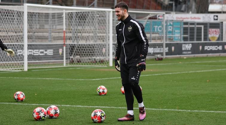 28 01 2025 Stuttgart , Champions League soccer VfB Stuttgart vs Paris St Germain, VfB Stuttgart final training, Dennis Seimen In accordance with the regulations of the DFL German Football League, it is prohibited to use or have used photographs taken in the stadium and or of the match in the form of sequential images and or video-like photo series