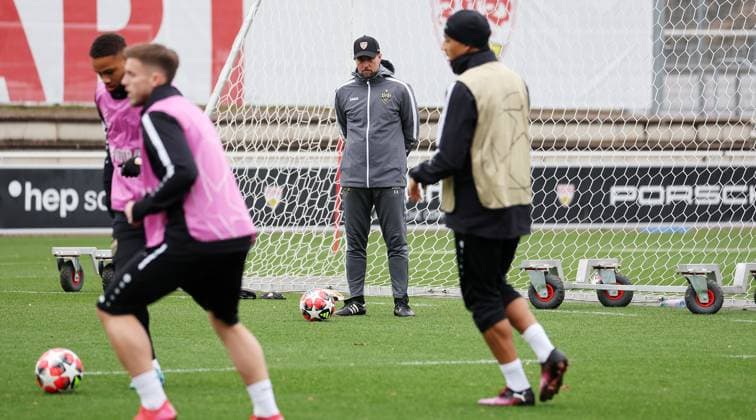 28 01 2025 Stuttgart , Champions League soccer VfB Stuttgart vs Paris St Germain, VfB Stuttgart final training, coach Sebastian Hoeneß In accordance with the regulations of the DFL German Football League, it is prohibited to use or have used photographs taken in the stadium and or of the match in the form of sequential images and or video-like photo series