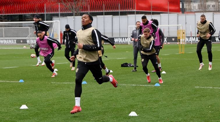 28 01 2025 Stuttgart , Champions League soccer VfB Stuttgart vs Paris St Germain, VfB Stuttgart final training, Jarzinho Malanga in front According to the regulations of the DFL German Football League, it is prohibited to use or have used photographs taken in the stadium and or of the match in the form of sequential images and or video-like photo series