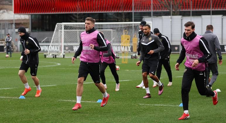 28 01 2025 Stuttgart , Champions League soccer VfB Stuttgart vs Paris St Germain, VfB Stuttgart final training session, from left Angelo Stiller, Ermedin Demirovic, Josha Vagnoman, Pascal Stenzel In accordance with the regulations of the DFL German Football League, it is prohibited to use or have used photographs taken in the stadium and or of the match in the form of sequential images and or video-like photo series