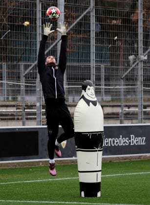 28 01 2025 Stuttgart , Champions League soccer VfB Stuttgart vs Paris St Germain, VfB Stuttgart final training, Dennis Seimen In accordance with the regulations of the DFL German Football League, it is prohibited to use or have used photographs taken in the stadium and or of the match in the form of sequential images and or video-like photo series