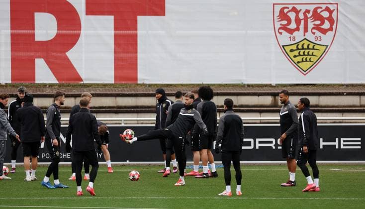 28.01.2025 Stuttgart , Champions League Fußball VfB Stuttgart vs. Paris St. Germain, VfB Stuttgart Abschlusstraining, Atakan Karazor (Mitte) Gemäß den Vorgaben der DFL Deutschen Fuï¬‚ball Liga ist es untersagt, in dem Stadion und oder vom Spiel angefertigte Fotoaufnahmen in Form von Sequenzbildern und oder videoähnlichen Fotostrecken zu verwerten bzw. verwerten zu lassen.