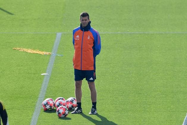 Thiago Motta head coach of Juventus FC during Champions League 2024 2025 training at JTC Continassa on January 28, 2025 in Turin, Italy - ph Giuliano Marchisciano  Copyright: xGiulianoxMarchisciano IPAxSportx xipa-agency.netx xx IPA_53393915 IPA_Agency_IPA53393915