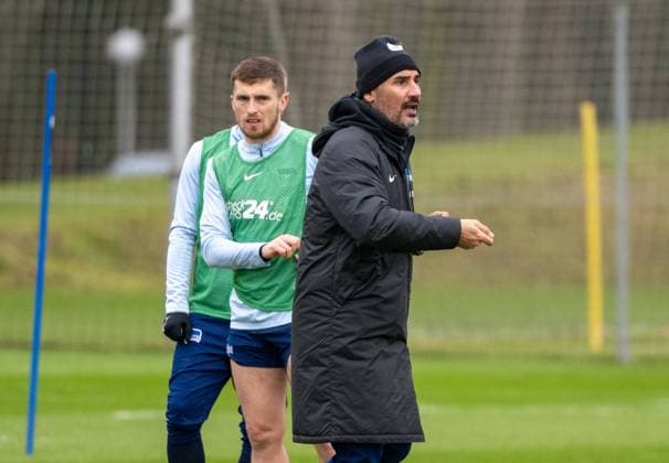 Soccer, Men, Season 2024 2025, 2 Bundesliga, Hertha BSC, Training, f l Jonjoe Kenny Hertha BSC , Coach Cristian Fiel Hertha BSC , 28 01 2025, Copyright: xMatthiasxKochx
