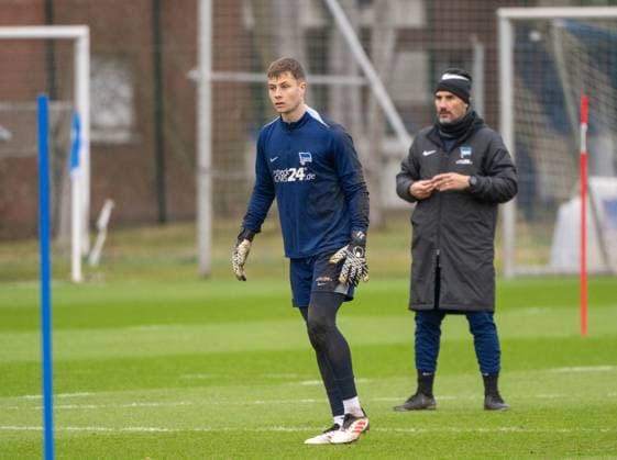 Soccer, Men, Season 2024 2025, 2 Bundesliga, Hertha BSC, Training, v l , 28 01 2025Goalkeeper Tjark Ernst Hertha BSC , Coach Cristian Fiel Hertha BSC , Copyright: xMatthiasxKochx