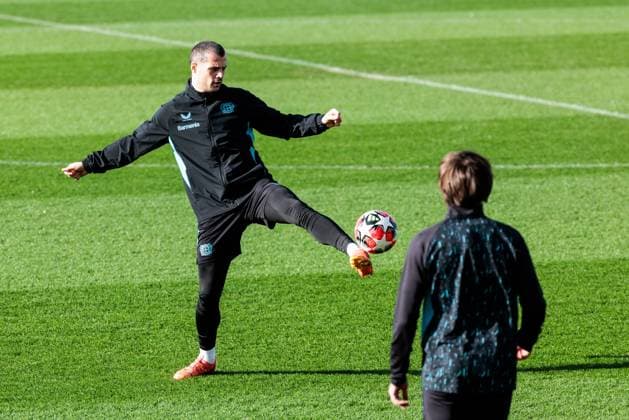 UEFA Champions League training Bayer 04 Leverkusen, 28 01 2025 Granit Xhaka Bayer 04 Leverkusen, 34 on the ball UEFA Champions League training Bayer 04 Leverkusen before the match against Sparta Prague Ulrich Haberland Stadion, Leverkusen on 28 01 2025 Copyright: xBEAUTIFULxSPORTS Wunderlx