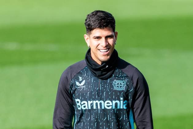 UEFA Champions League training Bayer 04 Leverkusen, 28 01 2025 Piero Hincapie Bayer 04 Leverkusen, 3 laughing, laughing UEFA Champions League training Bayer 04 Leverkusen before the match against Sparta Prague Ulrich Haberland Stadion, Leverkusen on 28 01 2025 Copyright: xBEAUTIFULxSPORTS Wunderlx